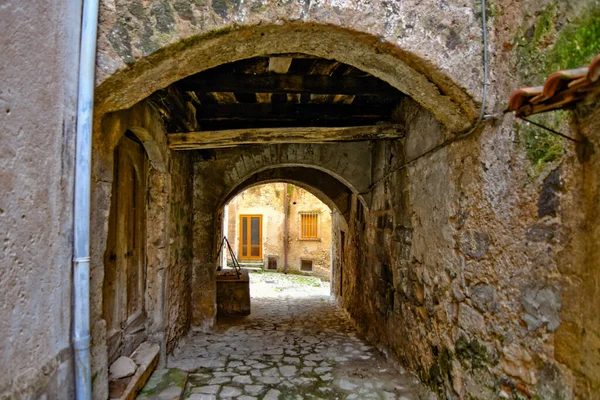 イタリアのカゼルタ県の山の中にある小さな村カイアッツォの狭い通り — ストック写真
