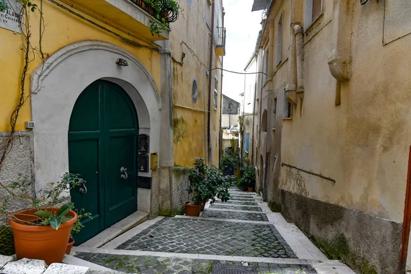 卡亚佐一条狭窄的街道 是意大利卡塞尔塔省山区的一个小村庄 — 图库照片