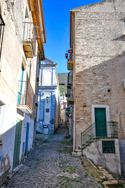 Узкая улица в Капаччио, маленькой деревне провинции Салерно, Италия.