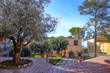 Trentinara 'nın küçük meydanı, İtalya' nın Salerno eyaletinin dağlarında küçük bir köy..