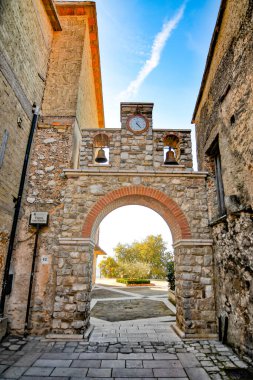 Trentinara 'da dar bir cadde, İtalya' nın Salerno eyaletine bağlı küçük bir köy.. 