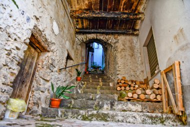Castelcivita 'da dar bir sokak, İtalya' nın Salerno eyaletine bağlı küçük bir köy..