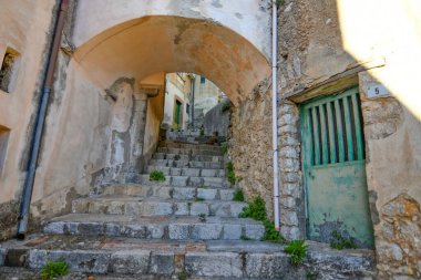 Castelcivita 'da dar bir sokak, İtalya' nın Salerno eyaletine bağlı küçük bir köy..
