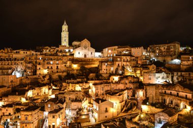 Matera 'nın gece manzarası, kayanın içine inşa edilmiş antik bir şehir. İtalya 'nın Basilicata bölgesinde yer almaktadır..