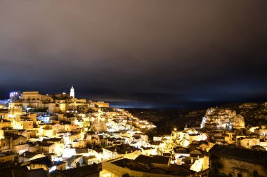 Matera 'nın gece manzarası, kayanın içine inşa edilmiş antik bir şehir. İtalya 'nın Basilicata bölgesinde yer almaktadır..