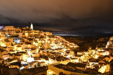 Matera 'nın gece manzarası, kayanın içine inşa edilmiş antik bir şehir. İtalya 'nın Basilicata bölgesinde yer almaktadır..