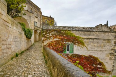 Matera 'da bir sokak, kayanın içine inşa edilmiş antik bir şehir. İtalya 'nın Basilicata bölgesinde yer almaktadır..