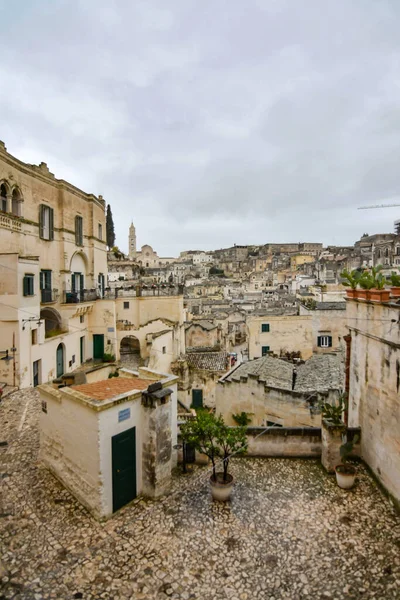 Matera 'da bir sokak, kayanın içine inşa edilmiş antik bir şehir. İtalya 'nın Basilicata bölgesinde yer almaktadır..