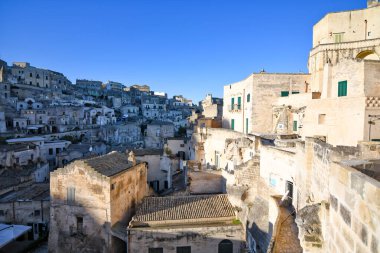 İtalya 'nın Basilicata bölgesindeki Matera antik kentinin evleri arasında bir sokak..