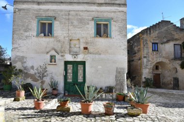 İtalya 'nın Basilicata bölgesindeki Matera antik kentinin evleri arasında bir sokak..