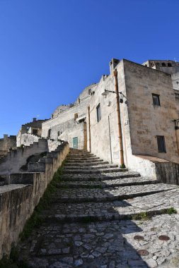 İtalya 'nın Basilicata bölgesindeki Matera antik kentinin evleri arasında bir sokak..