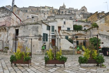 Matera 'da bir sokak, kayanın içine inşa edilmiş antik bir şehir. Basilicata bölgesinde yer almaktadır..