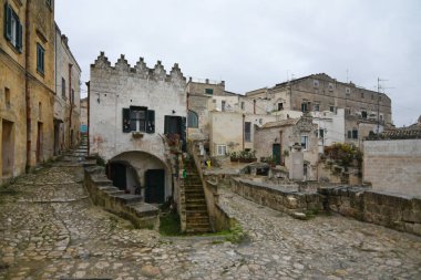 Matera 'da bir sokak, kayanın içine inşa edilmiş antik bir şehir. Basilicata bölgesinde yer almaktadır..