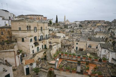 Matera 'nın manzarası, kayanın içine inşa edilmiş antik bir şehir. İtalya 'nın Basilicata bölgesinde yer almaktadır..