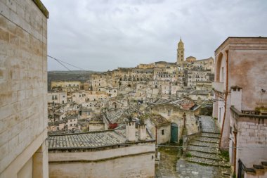 Matera 'nın manzarası, kayanın içine inşa edilmiş antik bir şehir. İtalya 'nın Basilicata bölgesinde yer almaktadır..