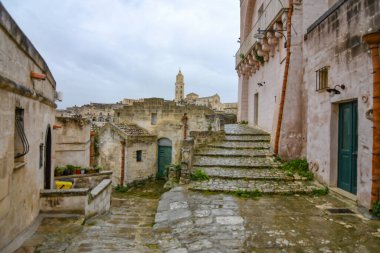 Matera 'da bir sokak, kayanın içine inşa edilmiş antik bir şehir. Basilicata bölgesinde yer almaktadır..