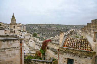 Matera 'nın manzarası, kayanın içine inşa edilmiş antik bir şehir. İtalya 'nın Basilicata bölgesinde yer almaktadır..