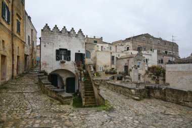 Matera 'da bir sokak, kayanın içine inşa edilmiş antik bir şehir. Basilicata bölgesinde yer almaktadır..