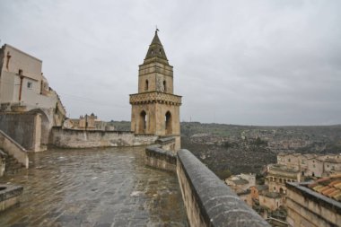 Matera 'da bir sokak, kayanın içine inşa edilmiş antik bir şehir. Basilicata bölgesinde yer almaktadır..