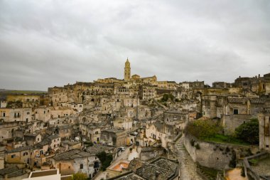 Matera 'nın manzarası, kayanın içine inşa edilmiş antik bir şehir. İtalya 'nın Basilicata bölgesinde yer almaktadır..