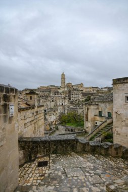 Matera 'nın manzarası, kayanın içine inşa edilmiş antik bir şehir. İtalya 'nın Basilicata bölgesinde yer almaktadır..