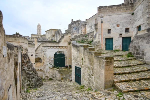 Matera 'da bir sokak, kayanın içine inşa edilmiş antik bir şehir. Basilicata bölgesinde yer almaktadır..