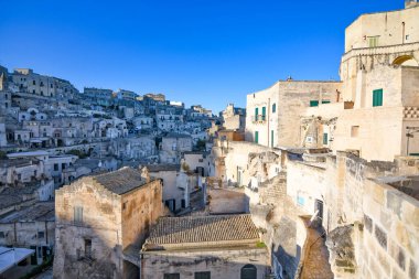 Matera 'da bir sokak, kayanın içine inşa edilmiş antik bir şehir. İtalya 'nın Basilicata bölgesinde yer almaktadır..