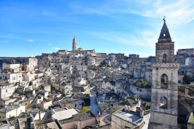 Matera 'nın manzarası, kayanın içine inşa edilmiş antik bir şehir. İtalya 'nın Basilicata bölgesinde yer almaktadır..