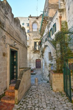 Matera 'da bir sokak, kayanın içine inşa edilmiş antik bir şehir. İtalya 'nın Basilicata bölgesinde yer almaktadır..