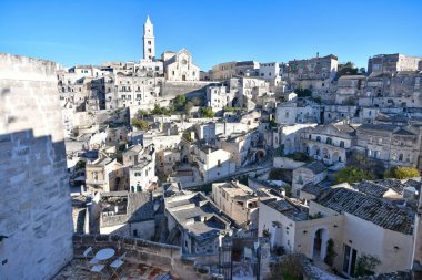 Matera 'nın manzarası, kayanın içine inşa edilmiş antik bir şehir. İtalya 'nın Basilicata bölgesinde yer almaktadır..