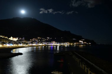 İtalya 'nın Salerno ilindeki Amalfi kıyılarının panoramik manzarası.