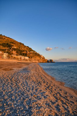 Maiori 'nin uzun plajı, İtalya' nın Amalfi sahilinde bir kasaba..