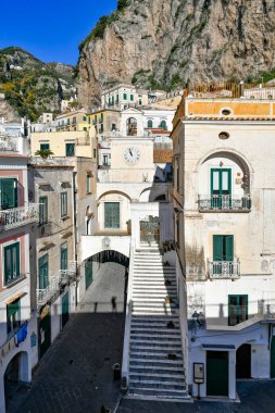 Atrani 'nin karakteristik eski evleri, İtalya' nın Amalfi kıyısında bir kasaba..