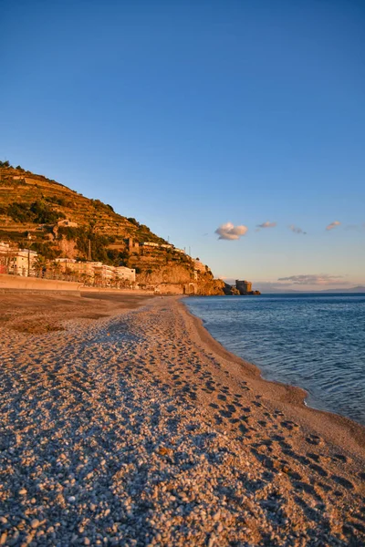 Maiori 'nin uzun plajı, İtalya' nın Amalfi sahilinde bir kasaba..