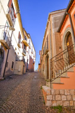 İtalya 'nın Basilicata kentindeki Potenza eyaletindeki eski Pignola evleri arasında küçük bir sokak..