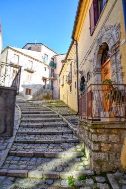 İtalya 'nın Basilicata kentindeki Potenza eyaletindeki eski Pignola evleri arasında küçük bir sokak..