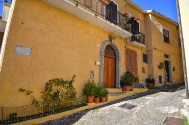 İtalya 'nın Basilicata kentindeki Potenza eyaletindeki eski Pignola evleri arasında küçük bir sokak..