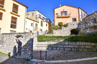 İtalya 'nın Basilicata kentindeki Potenza eyaletindeki eski Pignola evleri arasında küçük bir sokak..