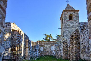 İtalya 'nın Basilicata bölgesindeki bir ortaçağ köyü olan Pignola' daki antik bir kilisenin kalıntıları..