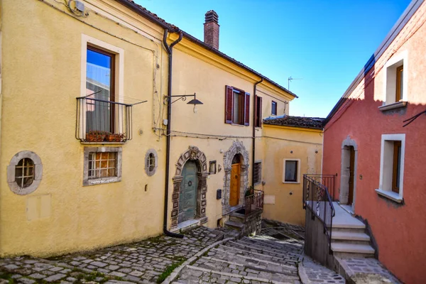 Een Kleine Straat Tussen Oude Huizen Van Pignola Een Klein — Stockfoto