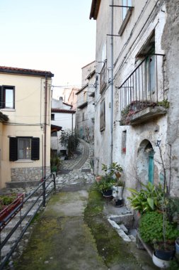 İtalya 'nın Basilicata kentindeki Potenza ilinde küçük bir kasaba olan Savoia di Lucania' nın eski evleri arasında küçük bir sokak..