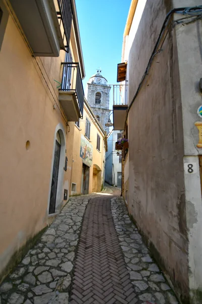 イタリアのバジリカータ州のポテンツァ州の小さな町 サヴォイア ルカニアの古い家の間の小さな通り — ストック写真