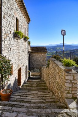 İtalya 'nın Benevento eyaletindeki Buonalbergo dağ köyünün karakteristik evleri arasında bir sokak..