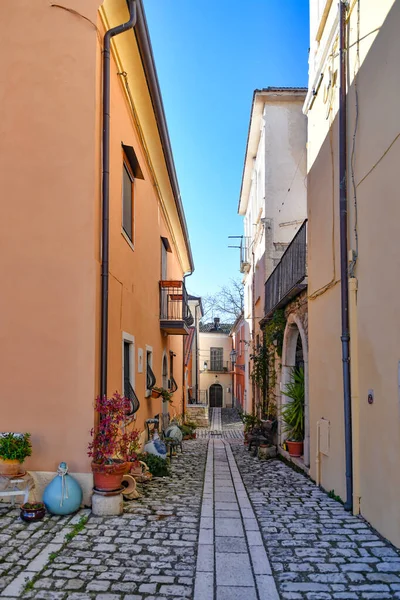 イタリア ベネヴェント州の山村ブオンアルベルゴの特徴的な家の間の通り — ストック写真