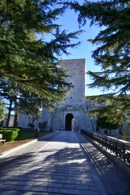 Avellino 'nun bir İtalyan köyü olan Casalbore' ta Norman döneminden kalma bir ortaçağ kulesine bakan bir meydan..