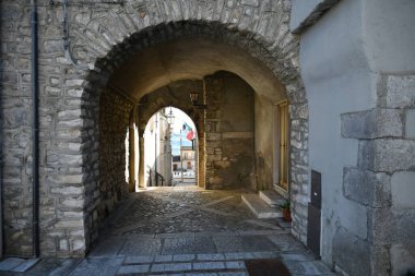 İtalya 'nın Avellino eyaletine bağlı Casalbore' un karakteristik evleri arasında bir sokak..