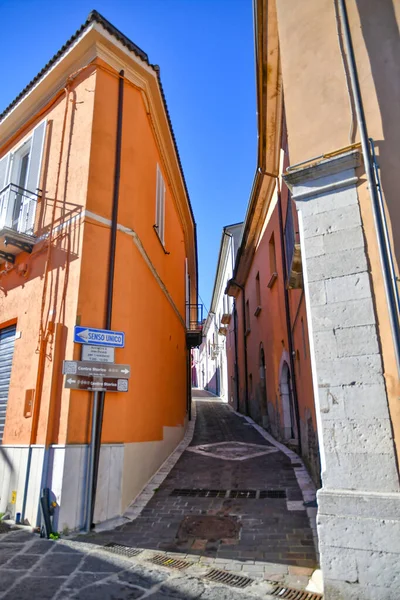 イタリアのアヴェリーノ県の山の中の村であるMontecalvo Irpinoの特徴的な家の間の通り — ストック写真