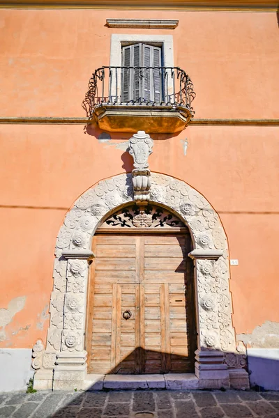 Drzwi Wejściowe Starożytnego Szlachetnego Domu Montecalvo Irpino Starej Wioski Prowincji — Zdjęcie stockowe