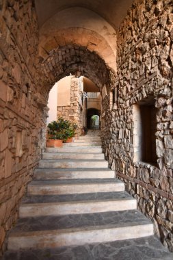 Gaeta 'nın dar bir sokağı, Lazio bölgesinin ortaçağ kasabası, İtalya.