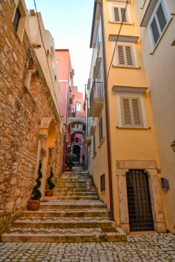 Gaeta 'nın dar bir sokağı, Lazio bölgesinin ortaçağ kasabası, İtalya.